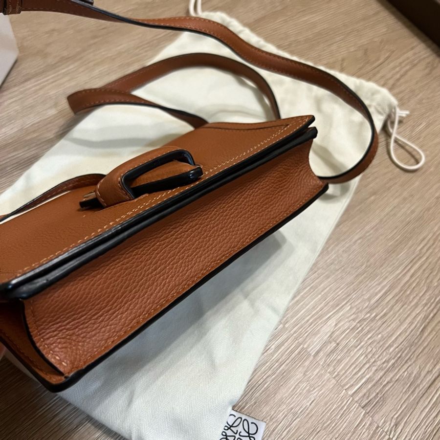 瑞奇二手精品 Loewe barcelona 小包 woc 焦糖色 近新品-3