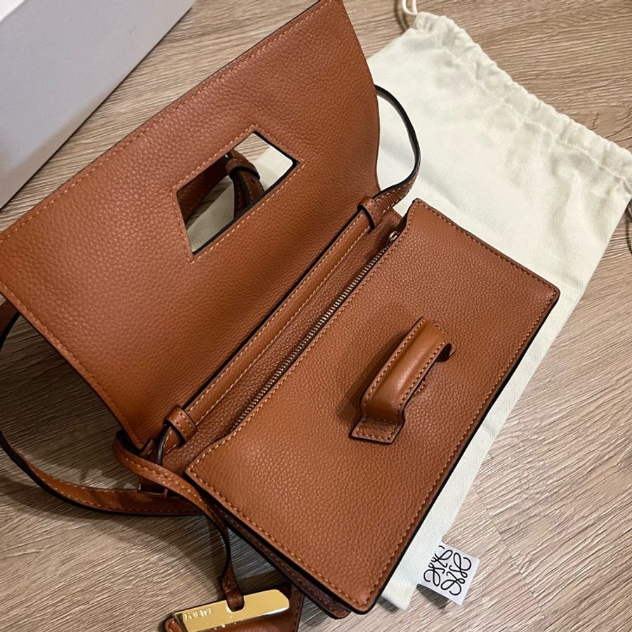 瑞奇二手精品 Loewe barcelona 小包 woc 焦糖色 近新品-5