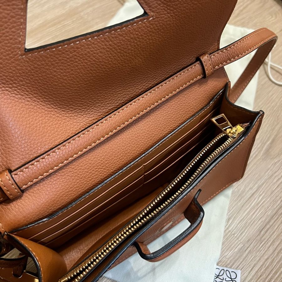 瑞奇二手精品 Loewe barcelona 小包 woc 焦糖色 近新品-6
