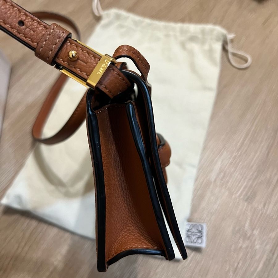 瑞奇二手精品 Loewe barcelona 小包 woc 焦糖色 近新品-7