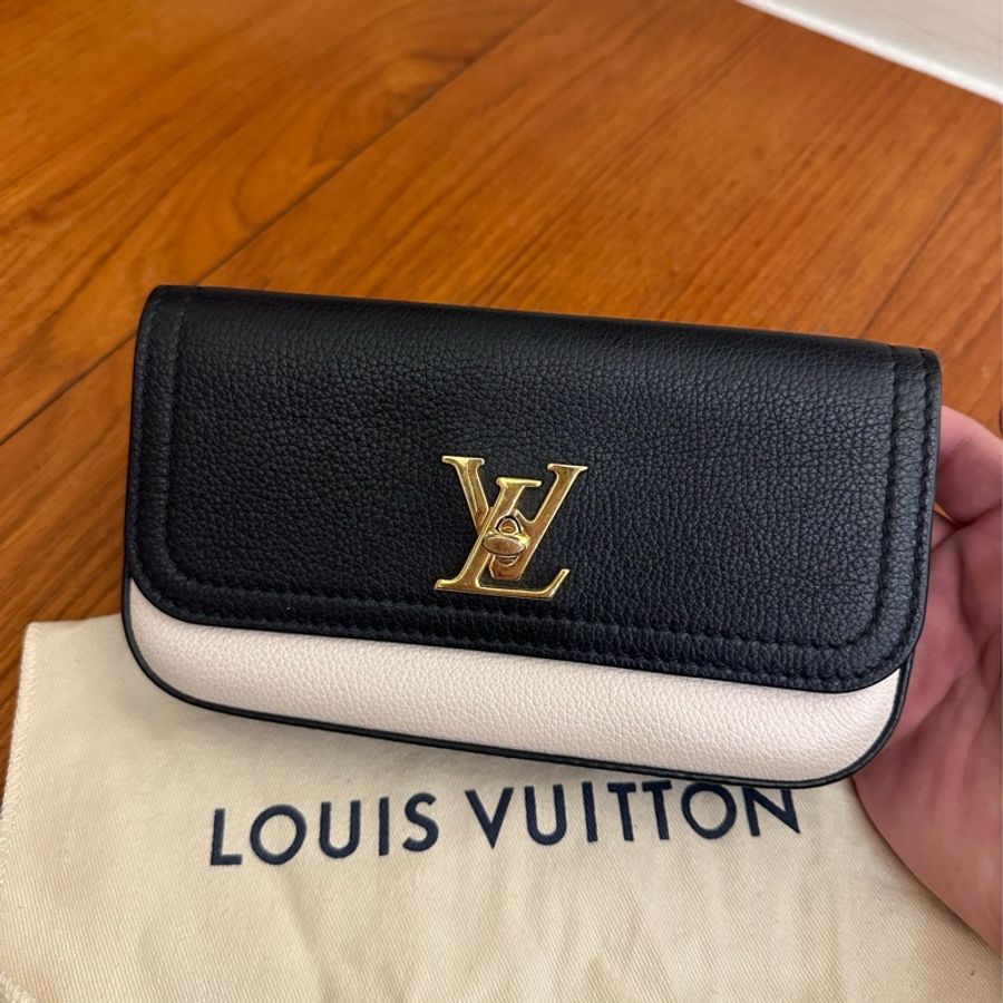 LV 黑/米白皮革金LOGO橫式手機鏈包 超美的-0