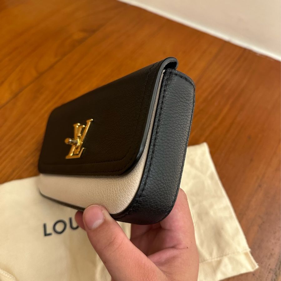 LV 黑/米白皮革金LOGO橫式手機鏈包 超美的-2