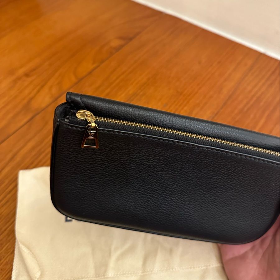 LV 黑/米白皮革金LOGO橫式手機鏈包 超美的-4