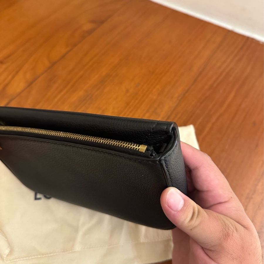 LV 黑/米白皮革金LOGO橫式手機鏈包 超美的-5