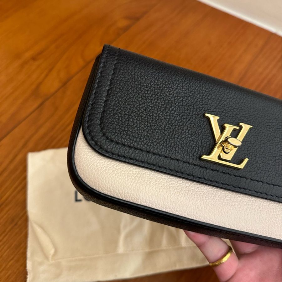 LV 黑/米白皮革金LOGO橫式手機鏈包 超美的-7