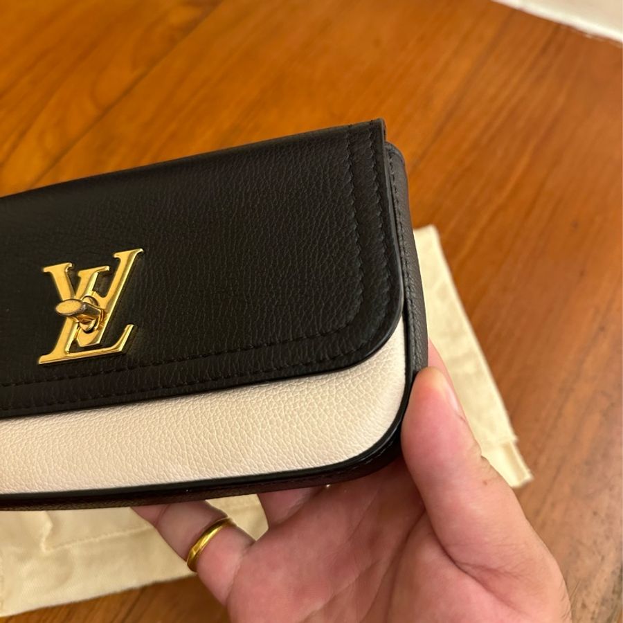 LV 黑/米白皮革金LOGO橫式手機鏈包 超美的-8