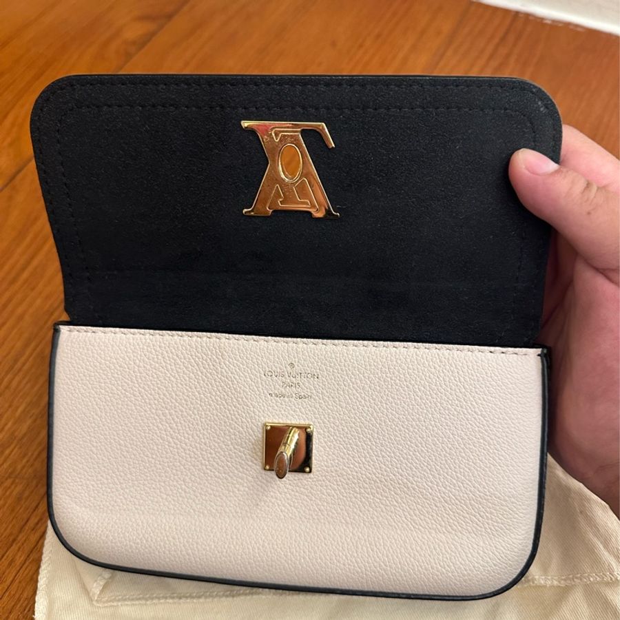 LV 黑/米白皮革金LOGO橫式手機鏈包 超美的-9