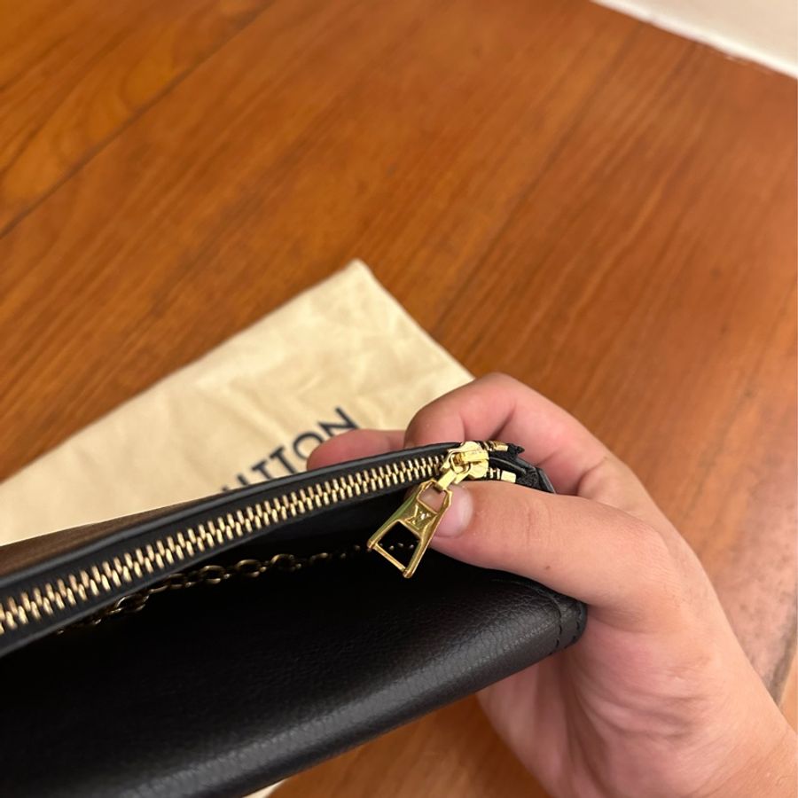 LV 黑/米白皮革金LOGO橫式手機鏈包 超美的-10