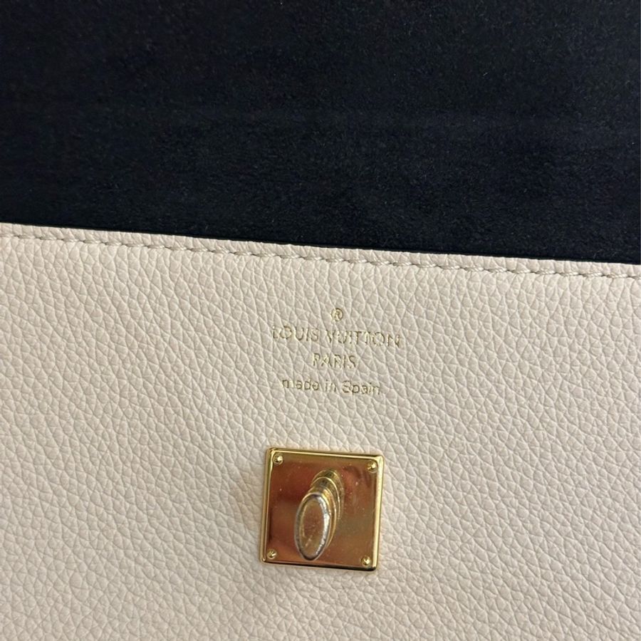 LV 黑/米白皮革金LOGO橫式手機鏈包 超美的-12