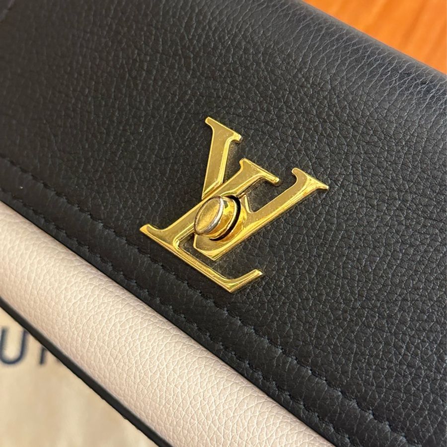 LV 黑/米白皮革金LOGO橫式手機鏈包 超美的-13