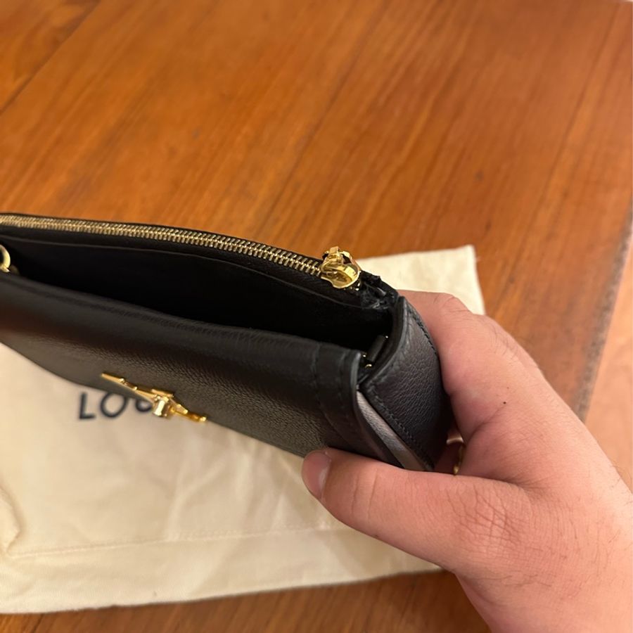 LV 黑/米白皮革金LOGO橫式手機鏈包 超美的-14