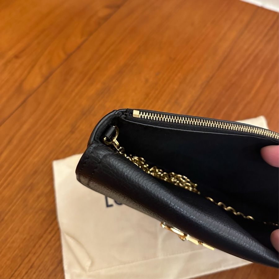 LV 黑/米白皮革金LOGO橫式手機鏈包 超美的-15