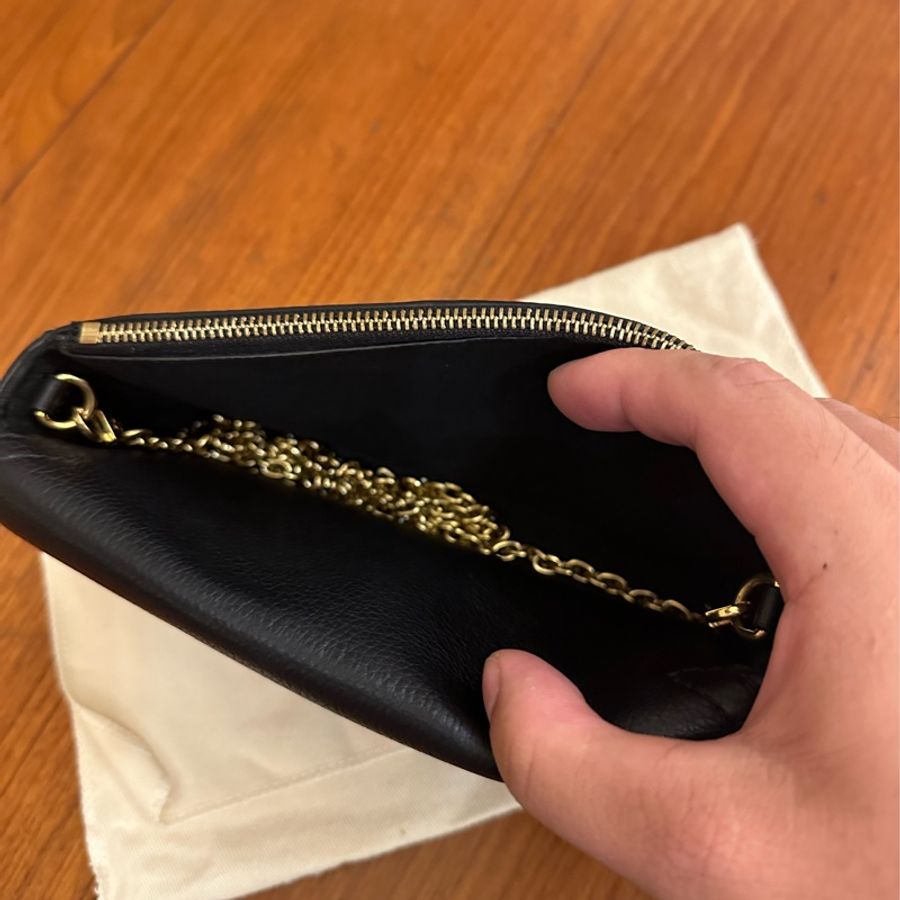 LV 黑/米白皮革金LOGO橫式手機鏈包 超美的-16