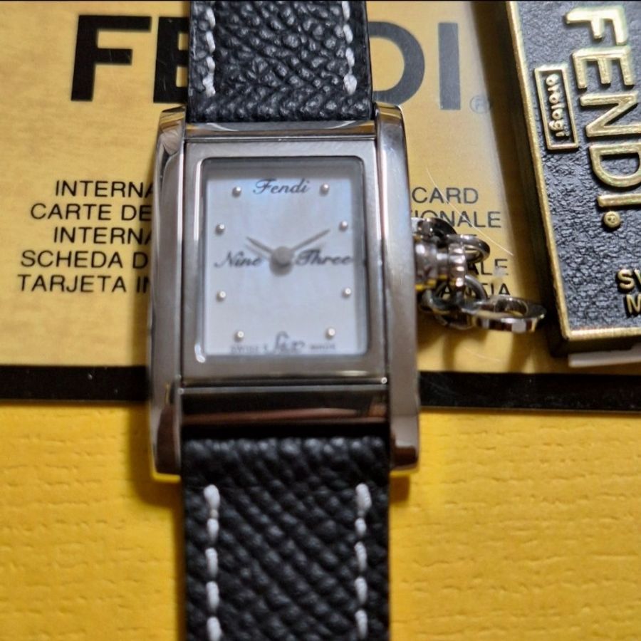 Fendi 7100L 翻轉皮革腕錶-1