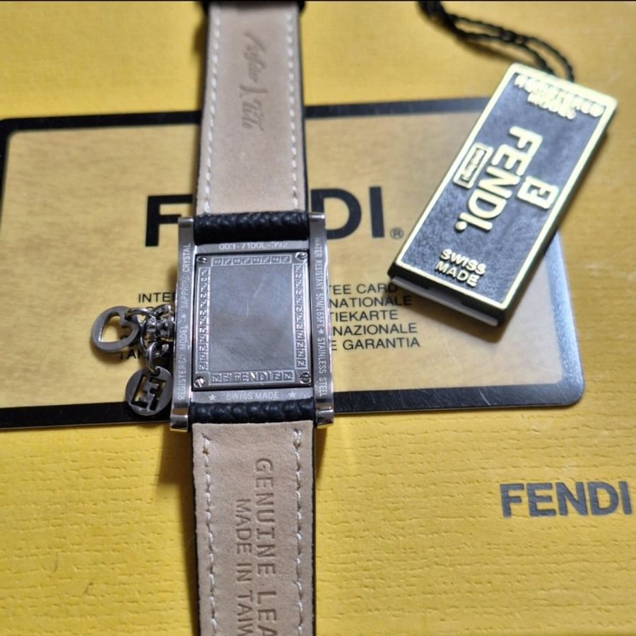 Fendi 7100L 翻轉皮革腕錶-4