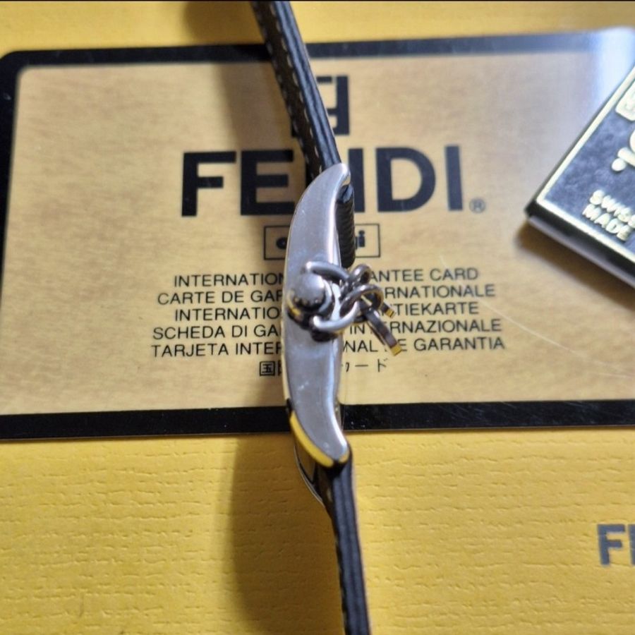 Fendi 7100L 翻轉皮革腕錶-6