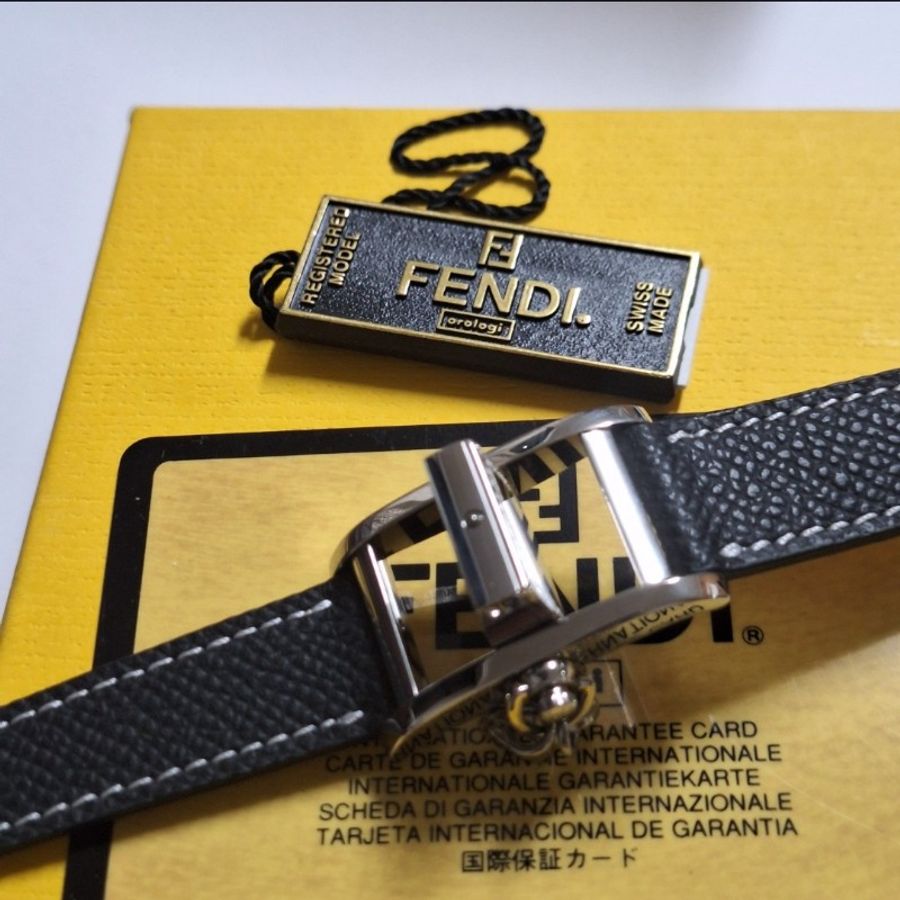 Fendi 7100L 翻轉皮革腕錶-9