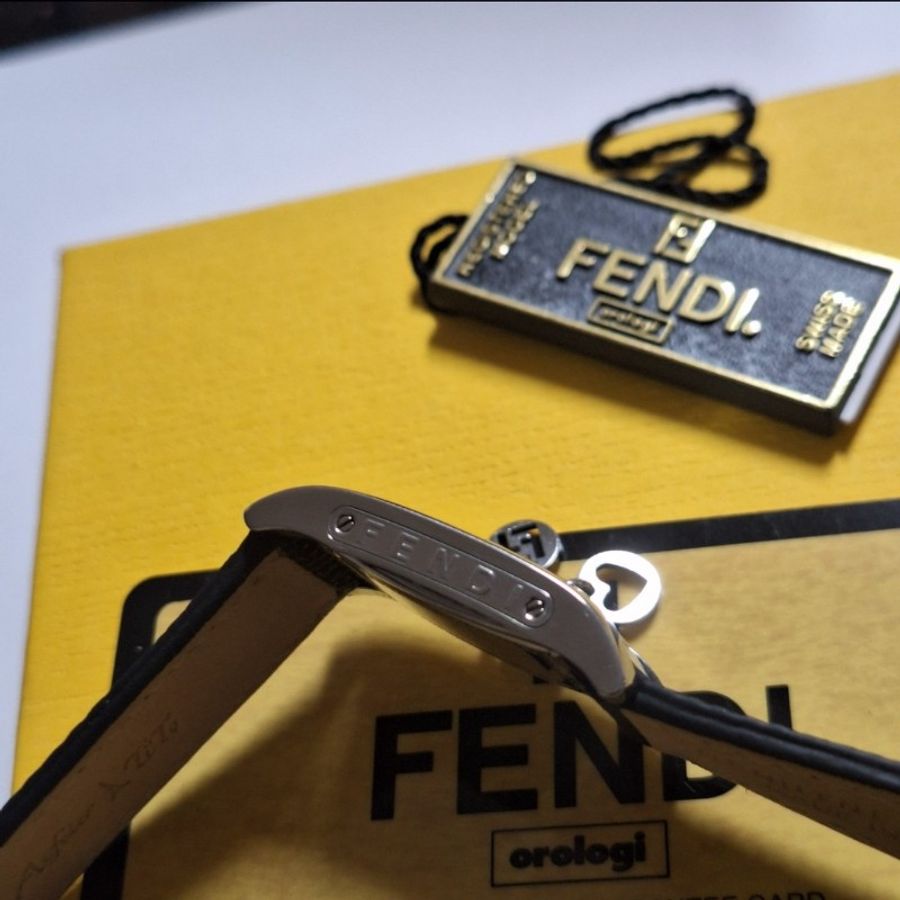 Fendi 7100L 翻轉皮革腕錶-11