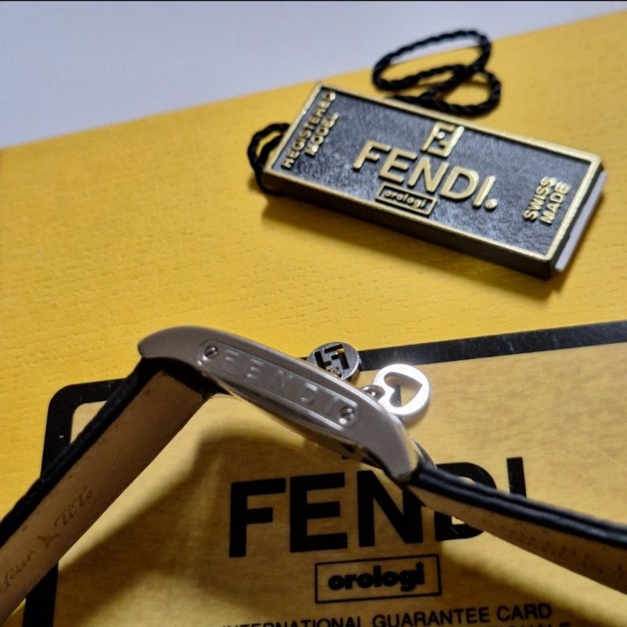 Fendi 7100L 翻轉皮革腕錶-12