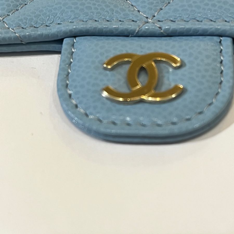 CHANEL 經典雙C LOGO菱格粒紋牛皮暗釦卡夾-寶寶藍/天空藍色)-4