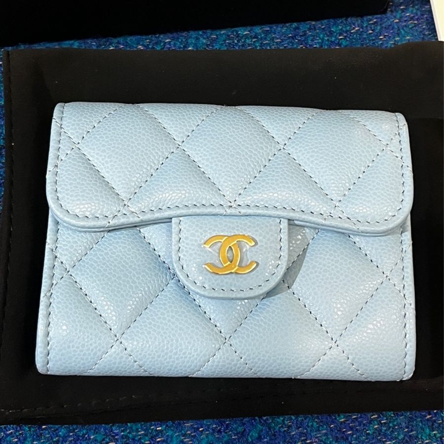 CHANEL 經典雙C LOGO菱格粒紋牛皮暗釦卡夾-寶寶藍/天空藍色)-5