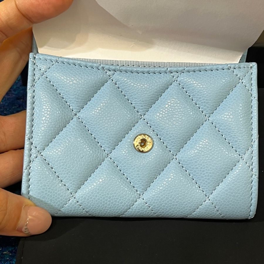 CHANEL 經典雙C LOGO菱格粒紋牛皮暗釦卡夾-寶寶藍/天空藍色)-11