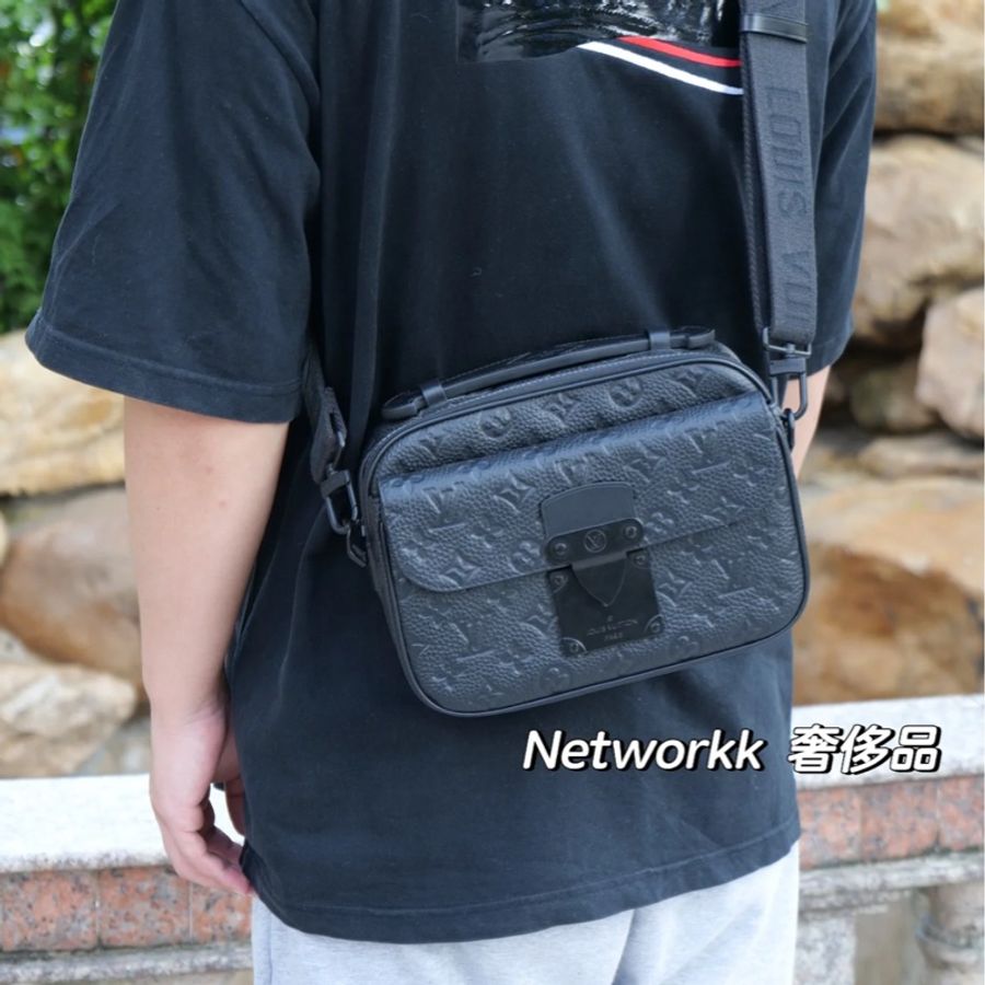 新款-Lv S Lock牛皮壓紋郵差包/專櫃購證配件齊全/M58489-3