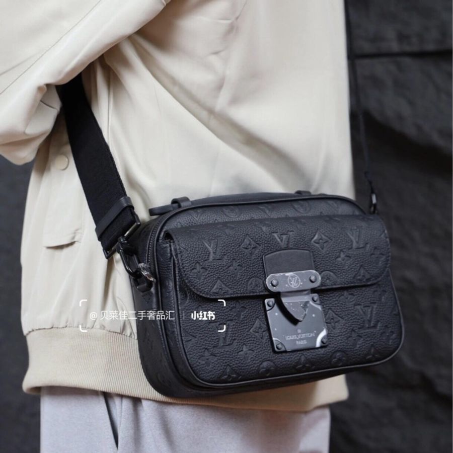 新款-Lv S Lock牛皮壓紋郵差包/專櫃購證配件齊全/M58489-5