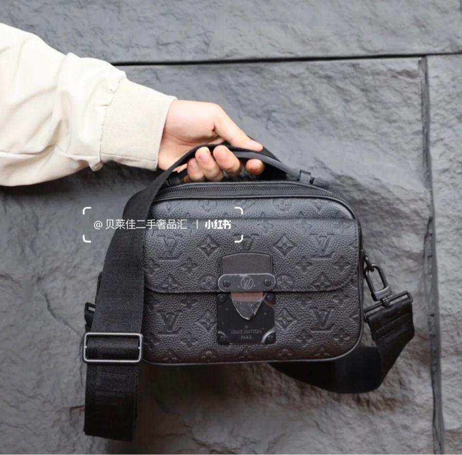新款-Lv S Lock牛皮壓紋郵差包/專櫃購證配件齊全/M58489-6