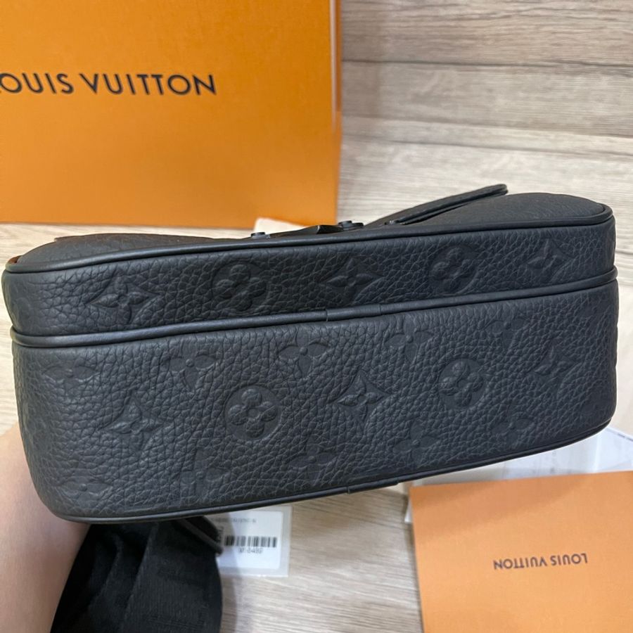新款-Lv S Lock牛皮壓紋郵差包/專櫃購證配件齊全/M58489-9