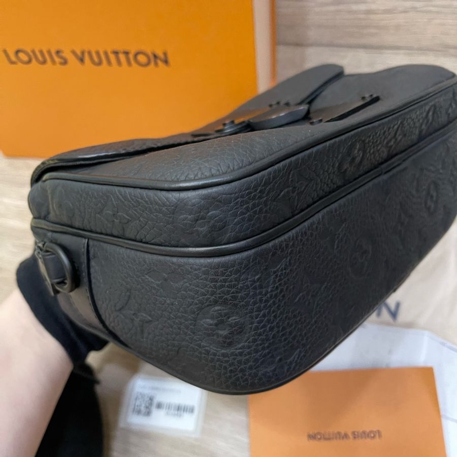 新款-Lv S Lock牛皮壓紋郵差包/專櫃購證配件齊全/M58489-10