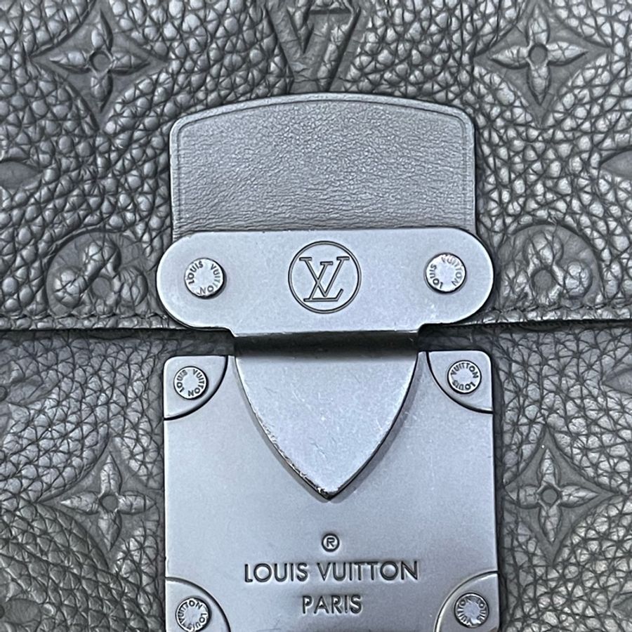 新款-Lv S Lock牛皮壓紋郵差包/專櫃購證配件齊全/M58489-13