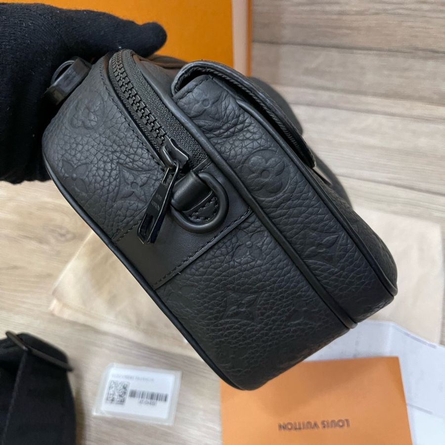 新款-Lv S Lock牛皮壓紋郵差包/專櫃購證配件齊全/M58489-16