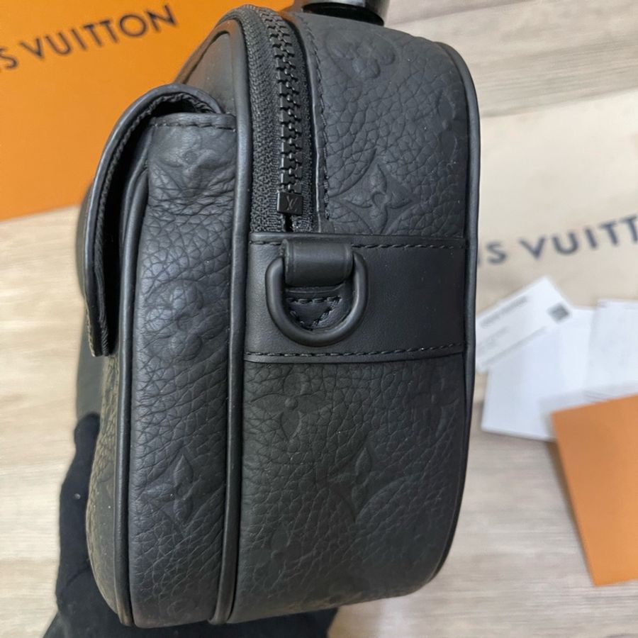 新款-Lv S Lock牛皮壓紋郵差包/專櫃購證配件齊全/M58489-17
