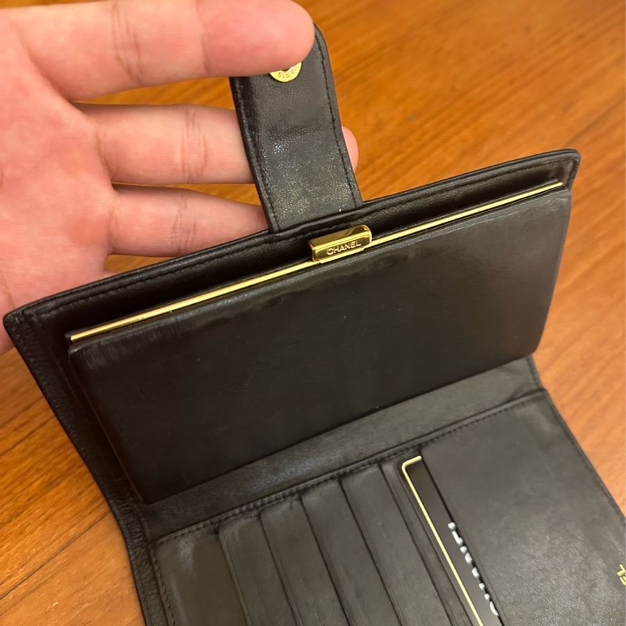 CHANEL 黑皮革絕版釦式長夾-9
