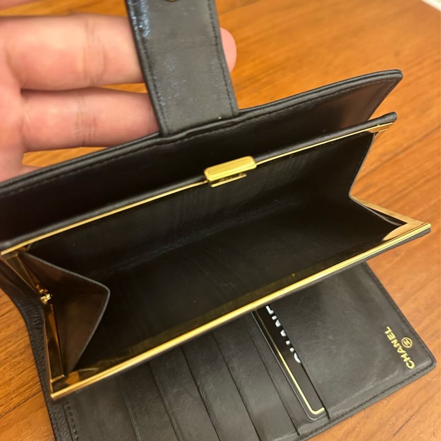 CHANEL 黑皮革絕版釦式長夾-10