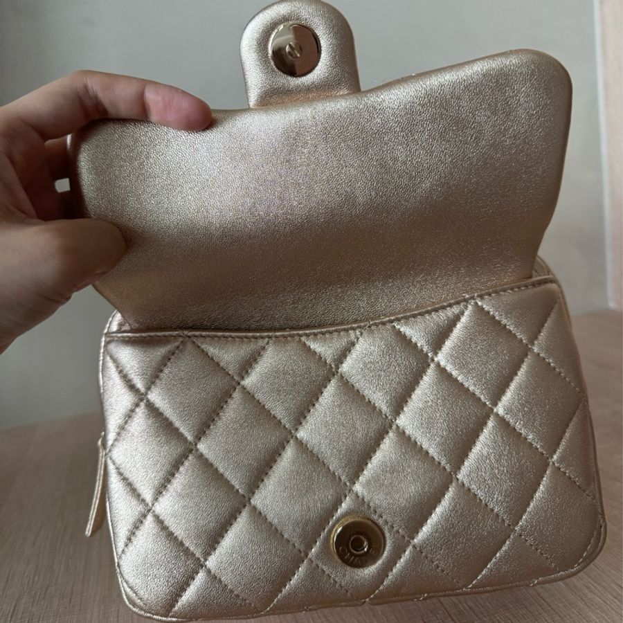 chanel 24c 金屬色後背包-1