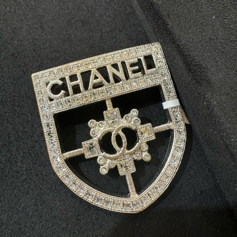 Chanel 銀盾牌胸針-1