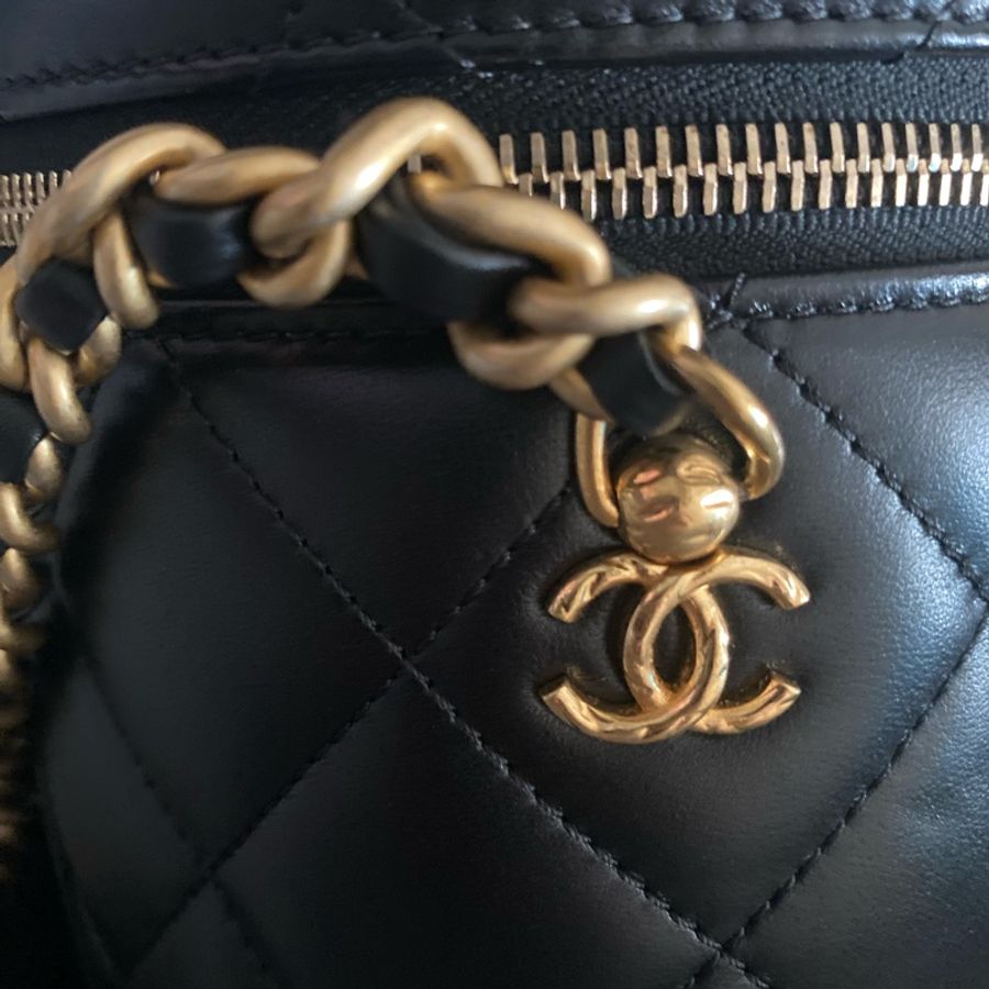cosmetic bag in chains-3