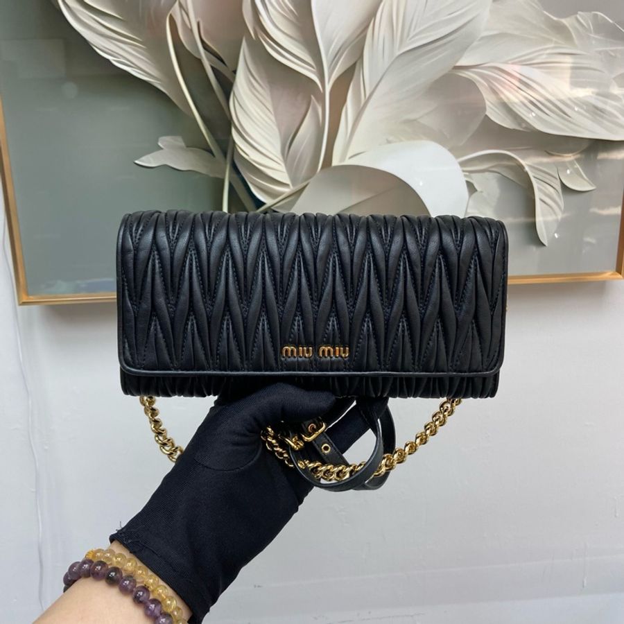 PRE OWRED MIU MIU 黑色皺褶 WOC 信封包 長款 金色條鏈 錢包 斜挎包 長銀包 多用途-0