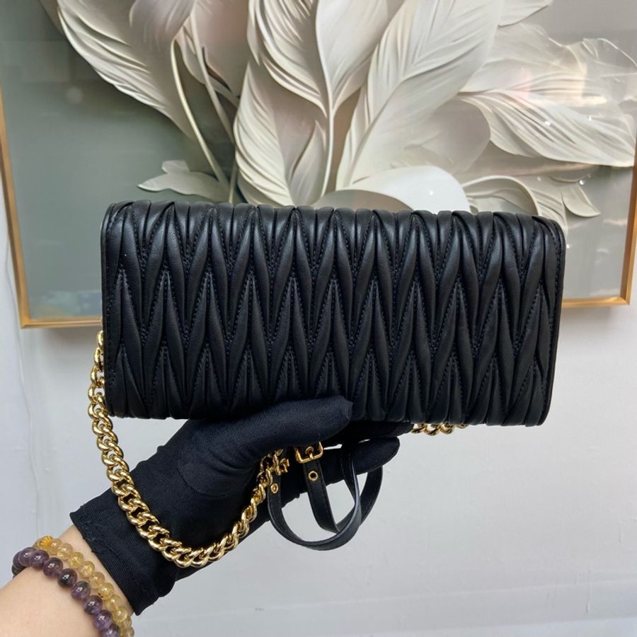 PRE OWRED MIU MIU 黑色皺褶 WOC 信封包 長款 金色條鏈 錢包 斜挎包 長銀包 多用途-1
