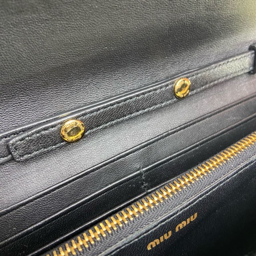 PRE OWRED MIU MIU 黑色皺褶 WOC 信封包 長款 金色條鏈 錢包 斜挎包 長銀包 多用途-4