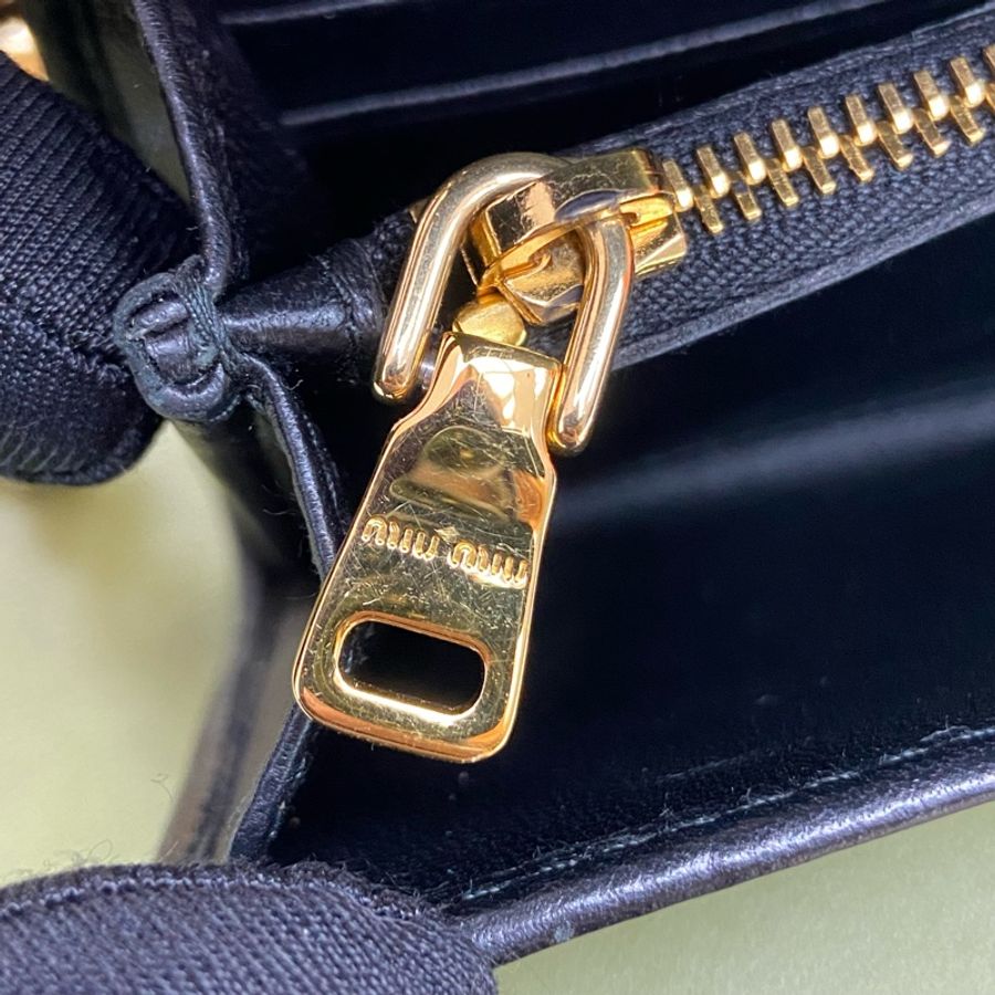 PRE OWRED MIU MIU 黑色皺褶 WOC 信封包 長款 金色條鏈 錢包 斜挎包 長銀包 多用途-6