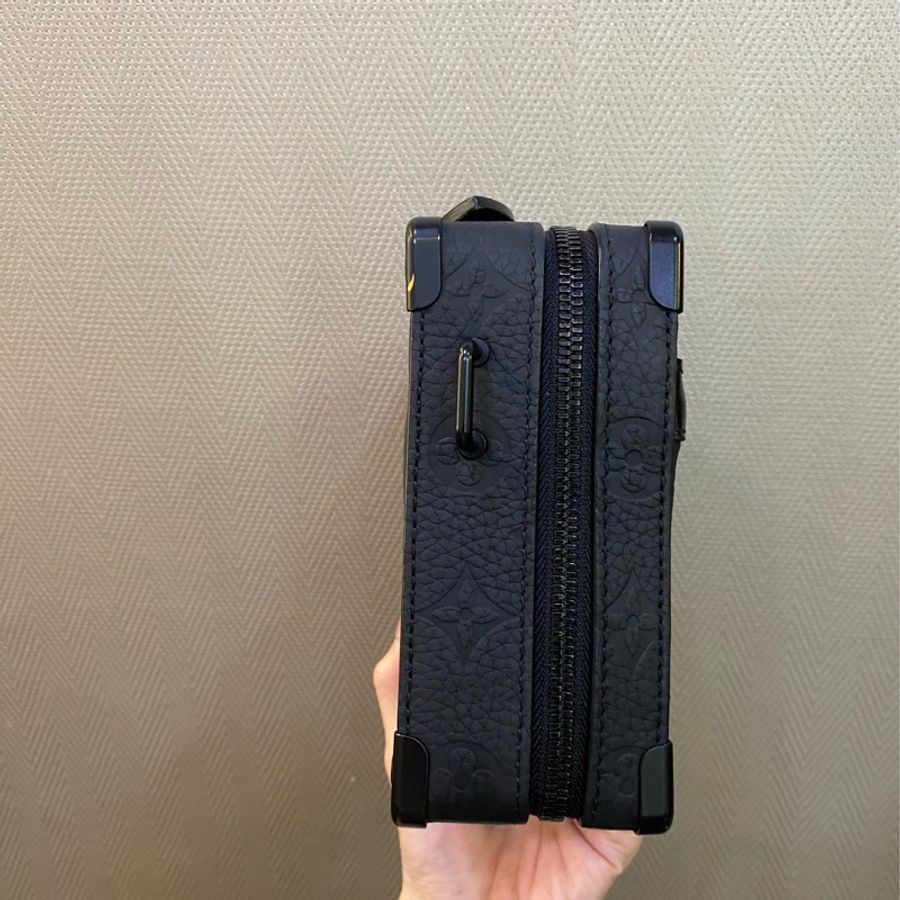 LV 黑牛皮老花壓紋軟盒斜背包-8