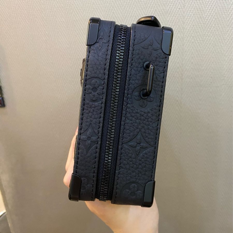 LV 黑牛皮老花壓紋軟盒斜背包-9