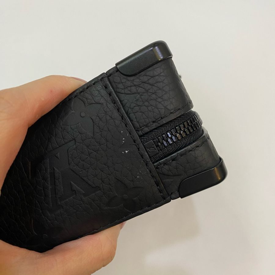 LV 黑牛皮老花壓紋軟盒斜背包-11