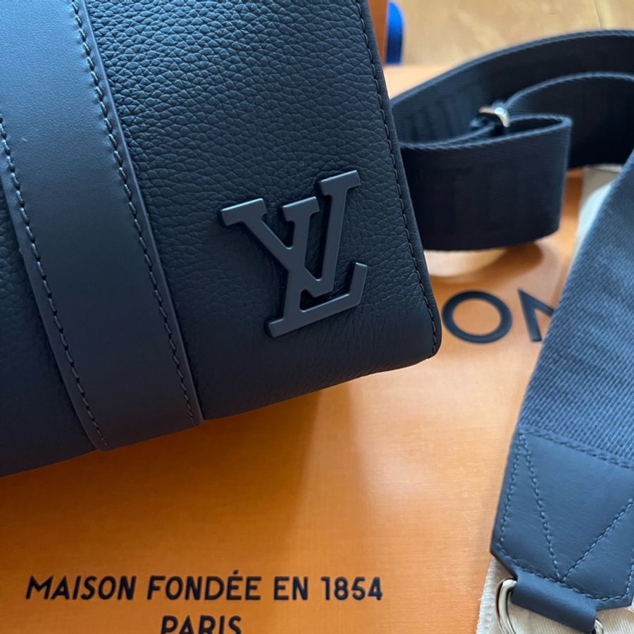 LOUIS VUITTON M11602 City Keepall深藍色牛皮斜背包-1
