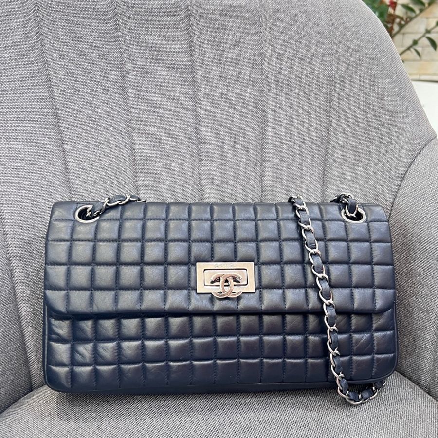 CHANEL 翻蓋口蓋 LOGO銀釦 方格鍊條包(黑色)-0