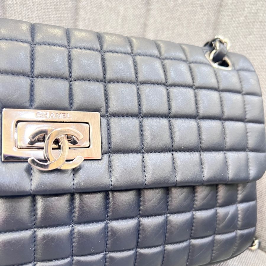 CHANEL 翻蓋口蓋 LOGO銀釦 方格鍊條包(黑色)-2