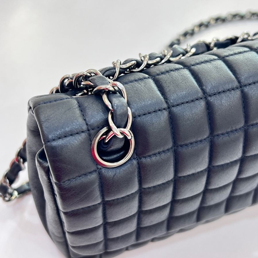 CHANEL 翻蓋口蓋 LOGO銀釦 方格鍊條包(黑色)-10